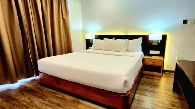 Deluxe King Room with Mountain View